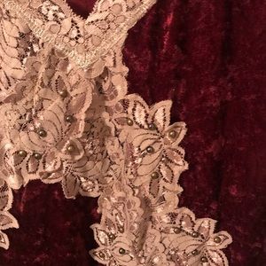 Beautiful velvet top with lace details